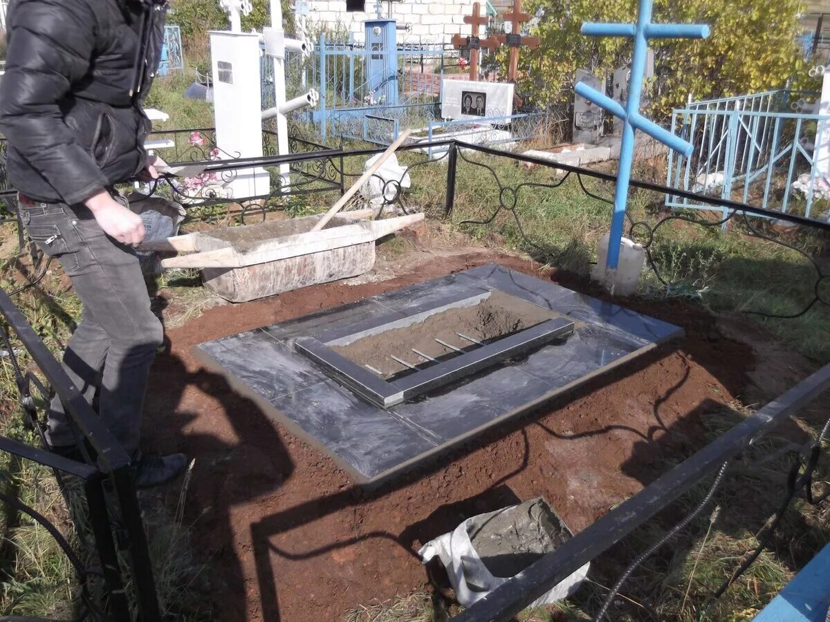 почему ставят памятники. памятник гранит. фундамент для памятника на кладбище.