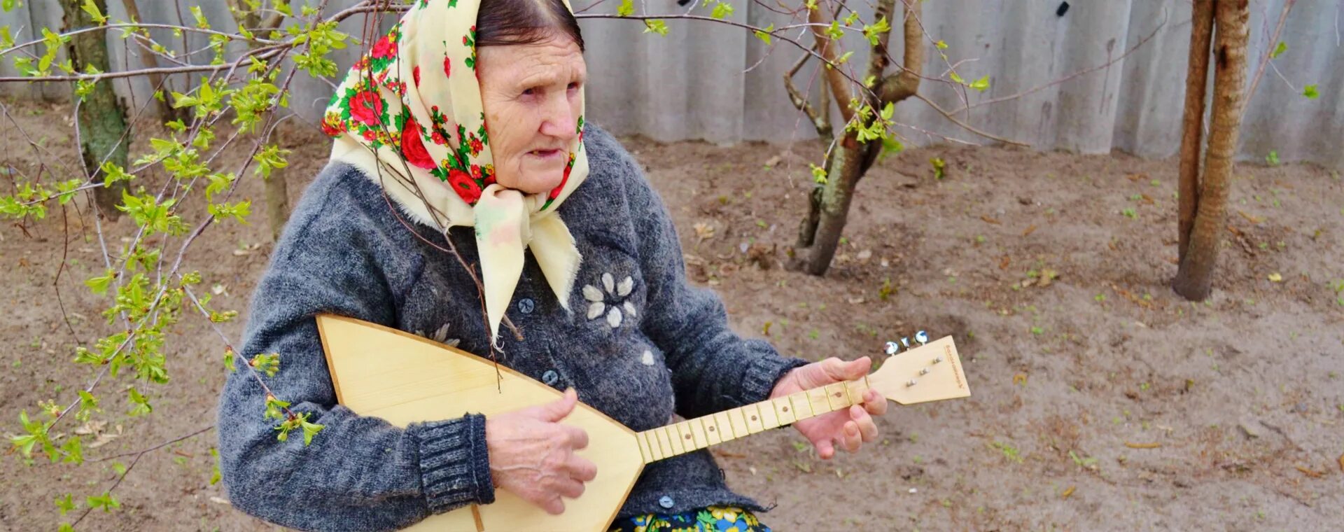 балалайку настроили в теплом помещении а затем