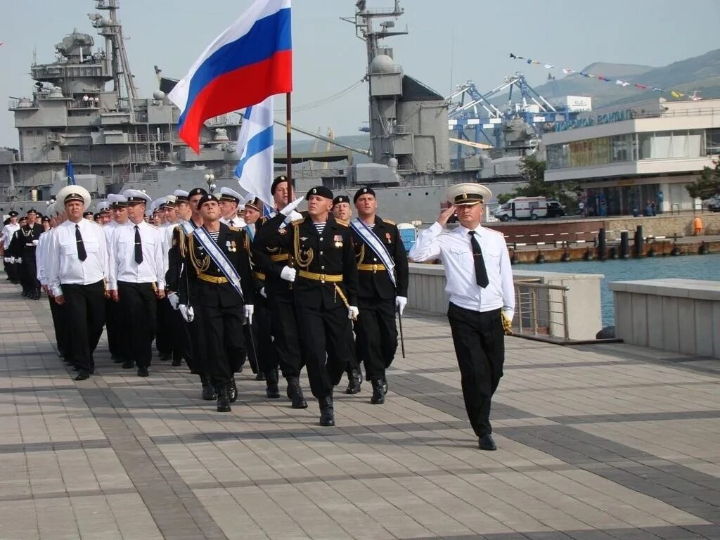 Моряк военно морского флота. Матрос Черноморского флота 2021 Новороссийск. День Черноморского флота ВМФ России. Парад кораблей в Новороссийске. День Новороссийской военно-морской базы ВМФ России.