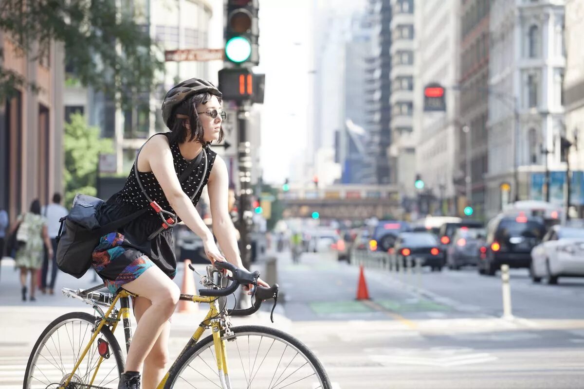 Take a bike ride. Девушка на велосипеде в городе. Велосипедист в городе. Велосипед в городе. Велосипедисты в городе фон.