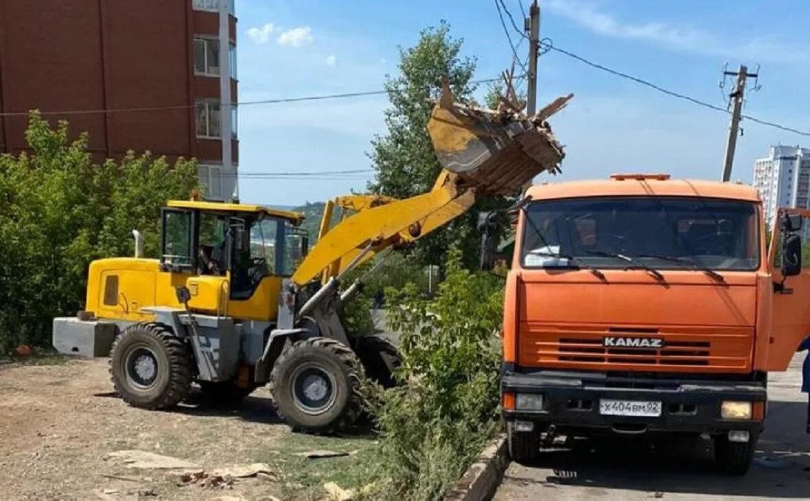 Вывоз строительного уфа. Вывоз строительного уфа. Ломовоз с манипулятором 20 м3. Камаз с мусором. Строительные самосвалы.