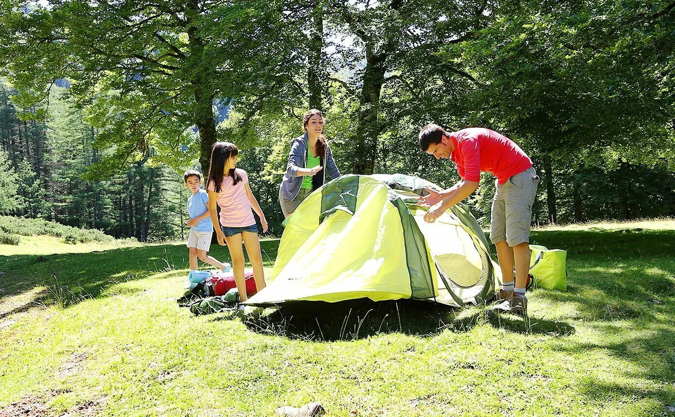 кемпинг ночью. семья в палатке. кэпминг на фестивале музыкальном. пикник в горах. Pitch a tent.