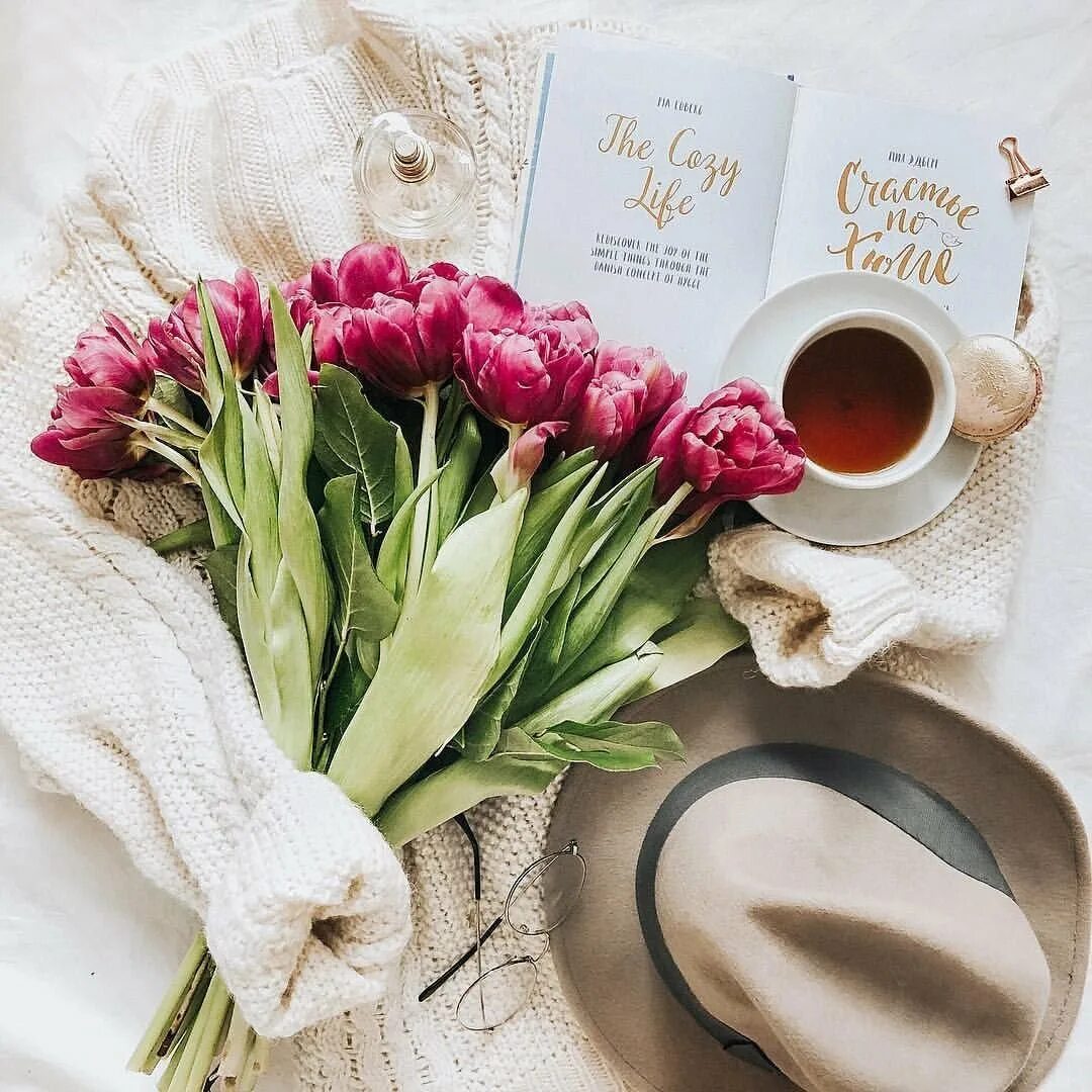 Доброго утра апреля стильные картинки. Кофе и цветы. Кофе с цветами. Утро кофе цветы. Стильные композиции кофе цветы.