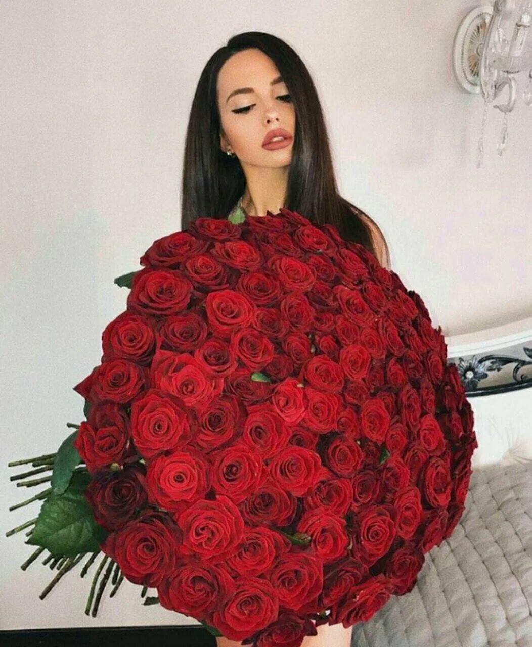 Роза мамедова. Девушка с огромным букеьлм. Фотосессия с розами. Букет "девушке". Букет цветов для девушки.