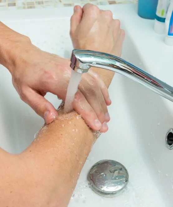 Мытье без мыла. Мытьё рук до локтей. Под струей воды. Умываю руки. Мыть руки.