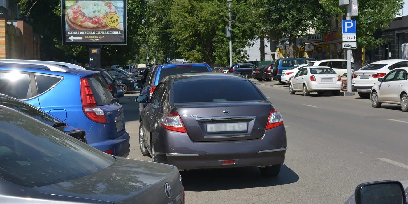 Парковка вторым рядом. Машина сверху на парковке. Парковка на тротуаре. Парковка в два ряда машин. Плоскостная парковка.