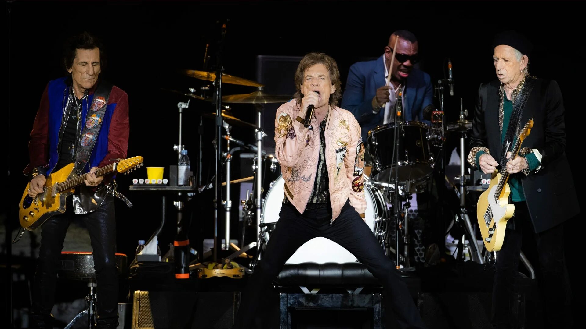 Stones 2021. Роллинг стоунз 2021. Маккартни и Hackney Diamonds (2023) - the Rolling Stones. The Rolling Stones выступили в Ливерпуле в рамках тура "Stones Sixty Europe 2022 Tour". Rolling Stones концерты в Бразилии.