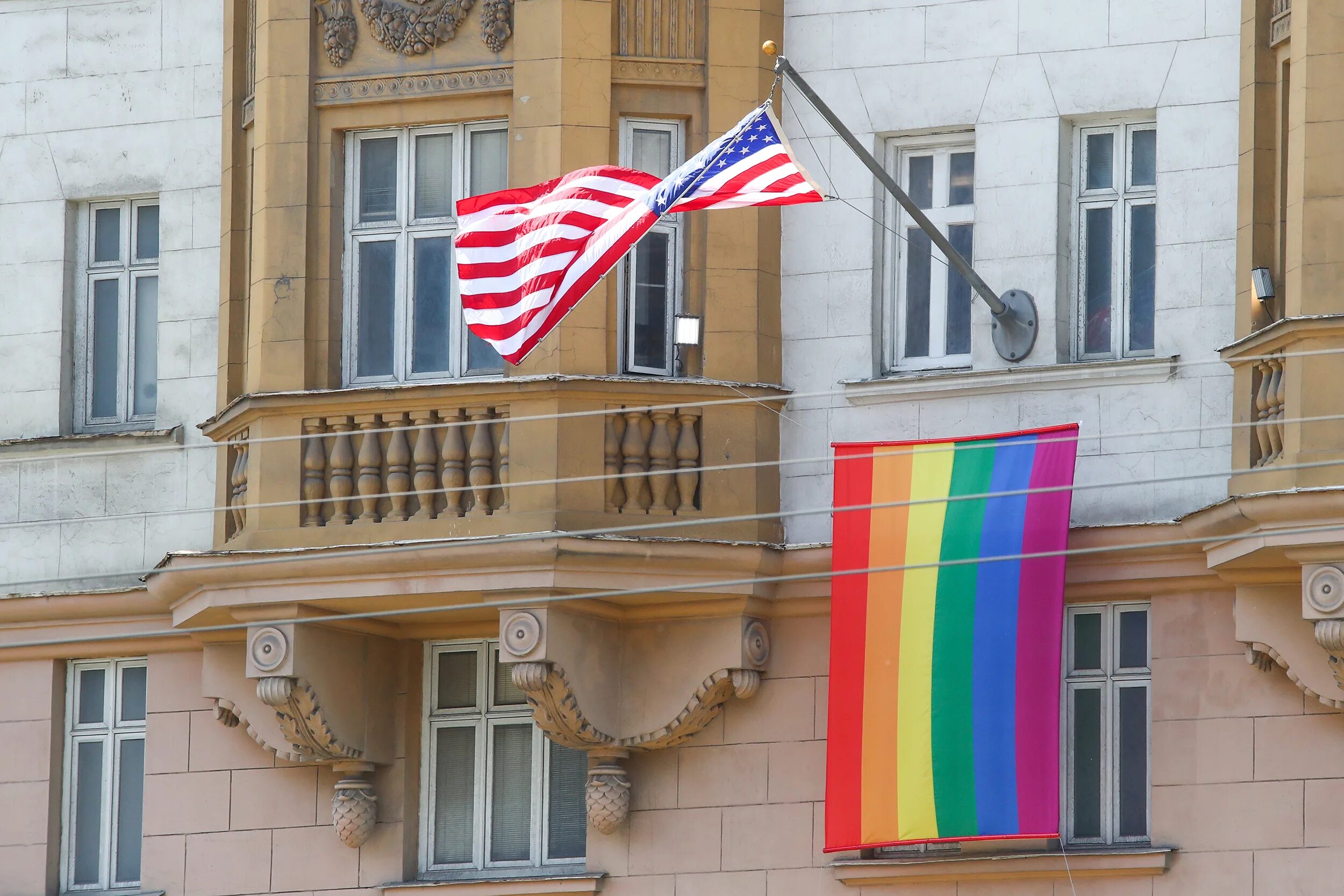 Радужный флаг на посольстве США В Москве. Почему висят флаги