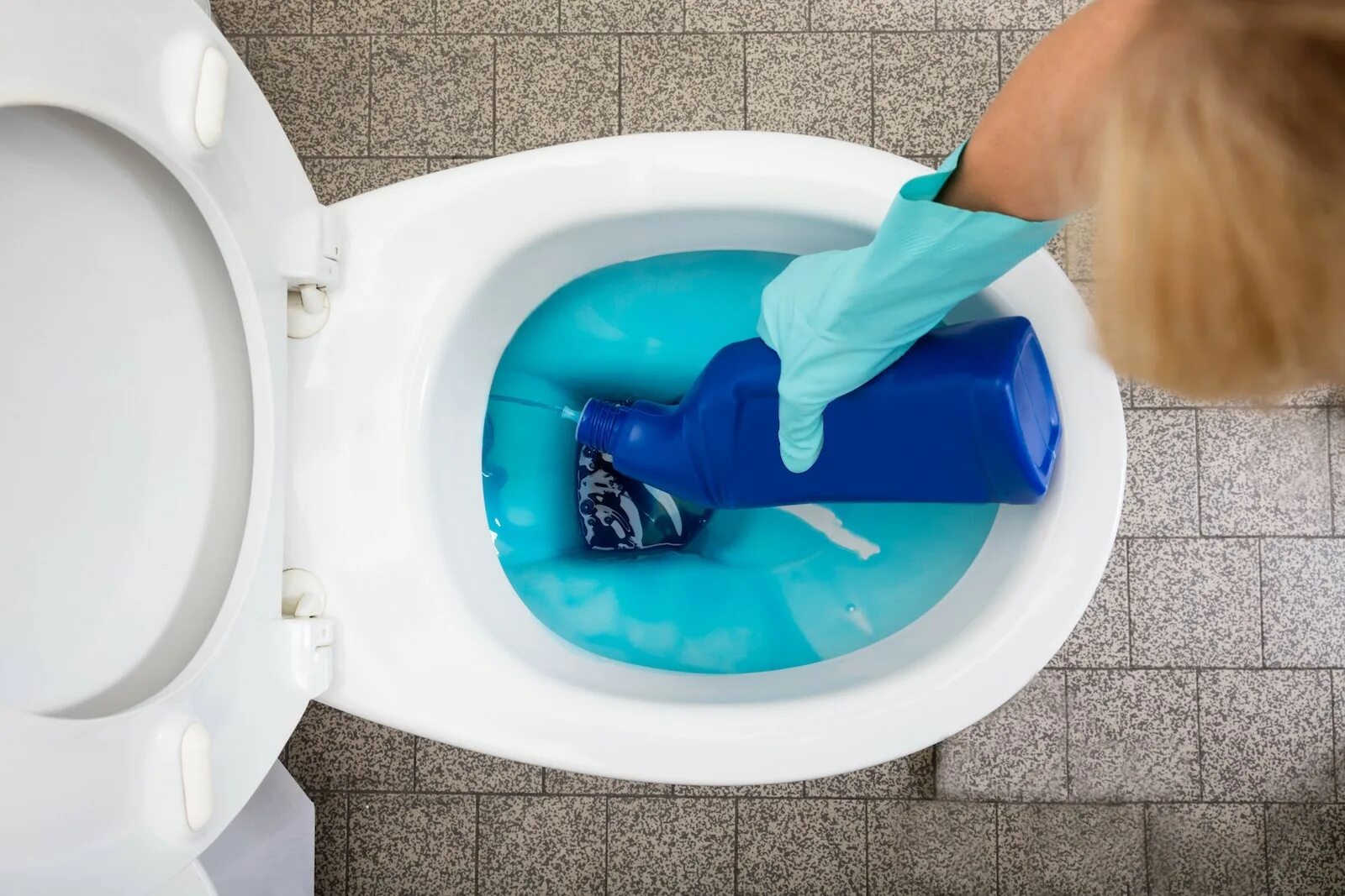 Отмыть унитаз от камня в домашних условиях. Чистый унитаз. Чистка унитаза. Для мытья туалета.