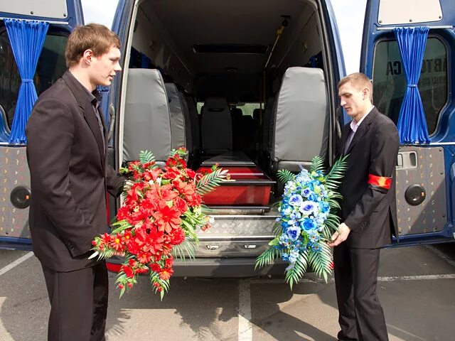 ритуальный агент. работники похоронного бюро. магазин ритуальных принадлежностей. работники похоронного бюро. работник похоронного агентства.