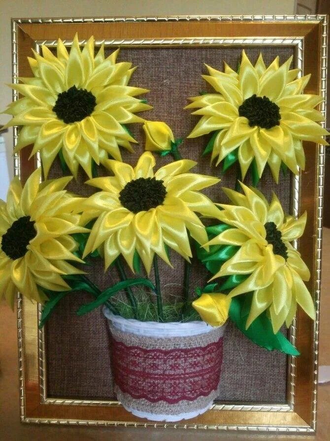 Вышивка подсолнухов лентами. Подсолнух мастер. Вышивка подсолнухов лентами. Вышивка лентами подсолнухи. Панно подсолнухи канзаши.