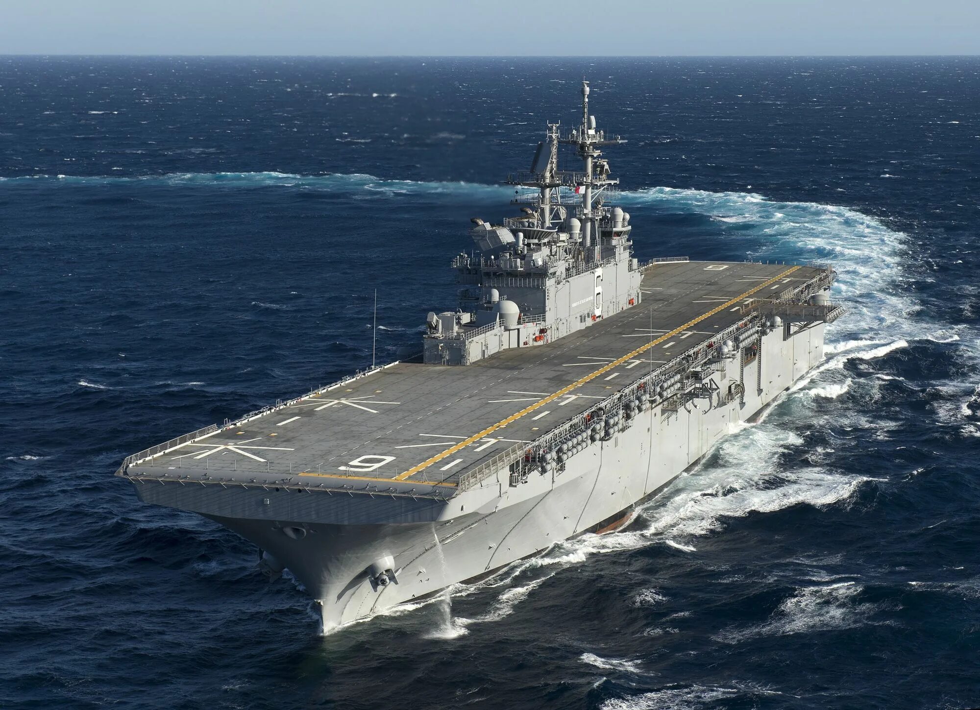 Usa ships. USS America десантный корабль. Корабль USS America (LHA 6). Универсальные десантные корабли типа America. Вертолетоносец Америка.