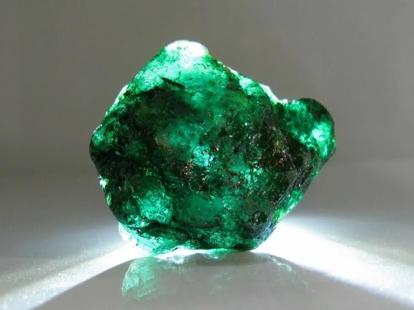 Необработанный изумруд. Изумруд камень самородок. Необработанный изумруд. Самоцветный камень уральский изумруд. Эмеральд изумруд.