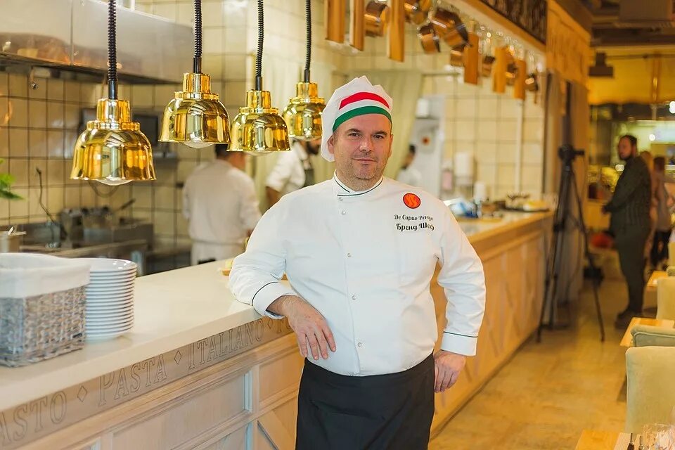 Конкурс лучший повар школьной столовой. Бригадир поваров. Повар бригадир. Повар у плиты. Команда поваров.