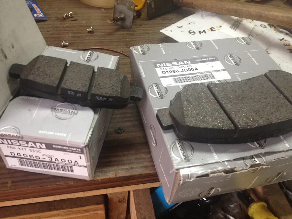 Колодки передние ниссан теана. Тормозные колодки nissan almera g15. Колодки передние ниссан тиида c11. Nissan d1060-jd00a. Задние тормозные колодки на nissan qashqai +2 артикул.