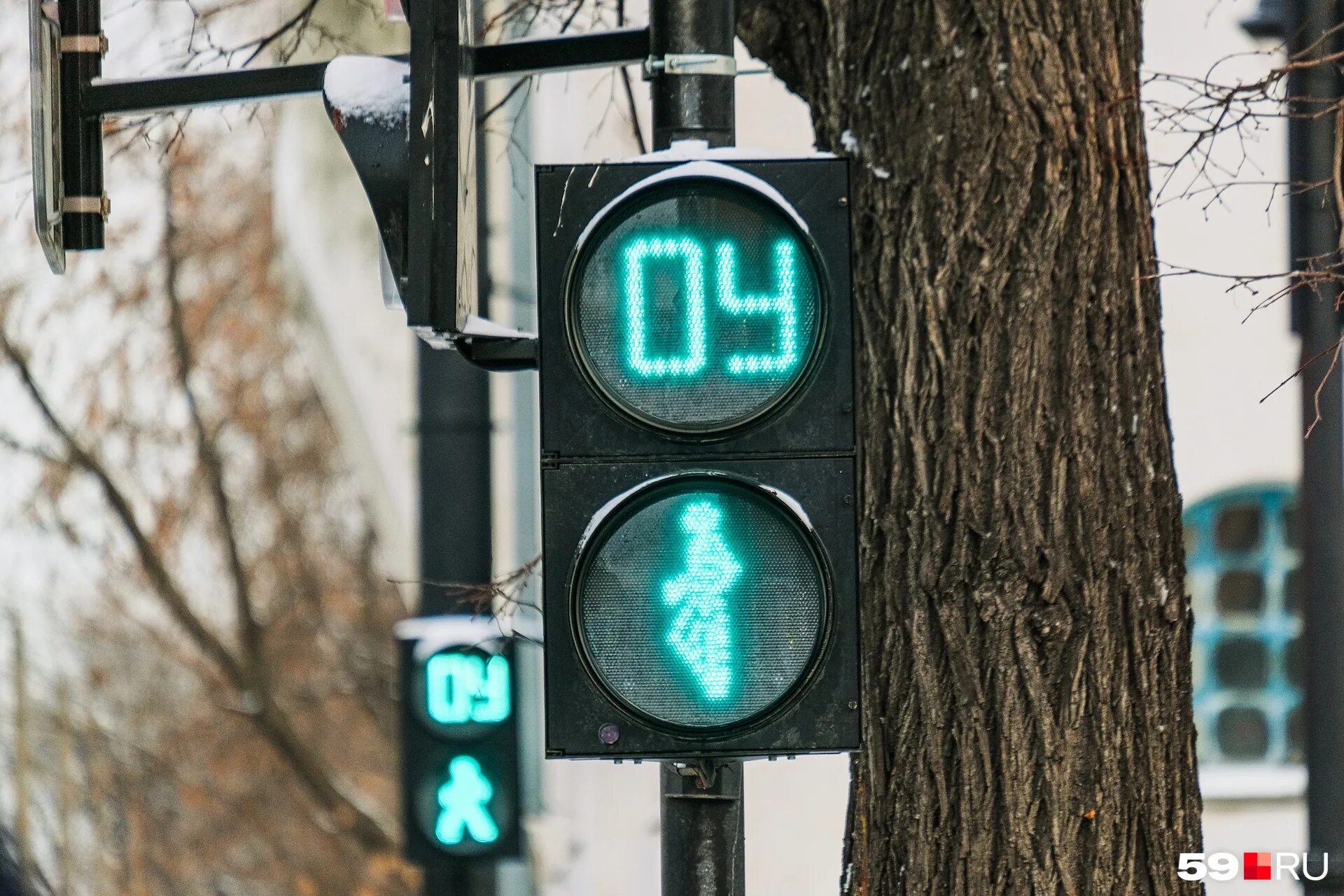 Светофор ау. Новые светофоры в перми. ау оу ру на светофоре. интенсивное движение со светофором. кнопка переключения светофора.