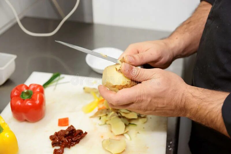 Повар чистит картошку. Повар-коренщик (чистка овощей). повар картофель. повар чистит картофель. повар чистит овощи.