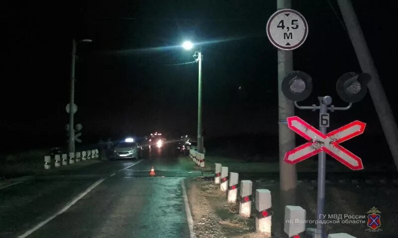Ночной жд переезд. Дорога в черкесске ночью в машине. Володарск ночь. Освещение железнодорожных переездов. Светодиодные прожекторы для железнодорожных станций.