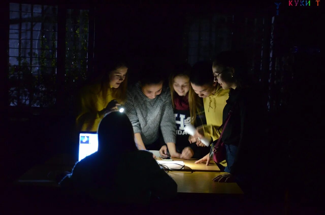 Ночной квест по городу. Квест ночь. Квест ночь. Часовые ночи квест москва. Клаустрофобия часовые ночи.