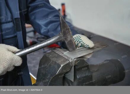 По металлической трубе ударили молотком