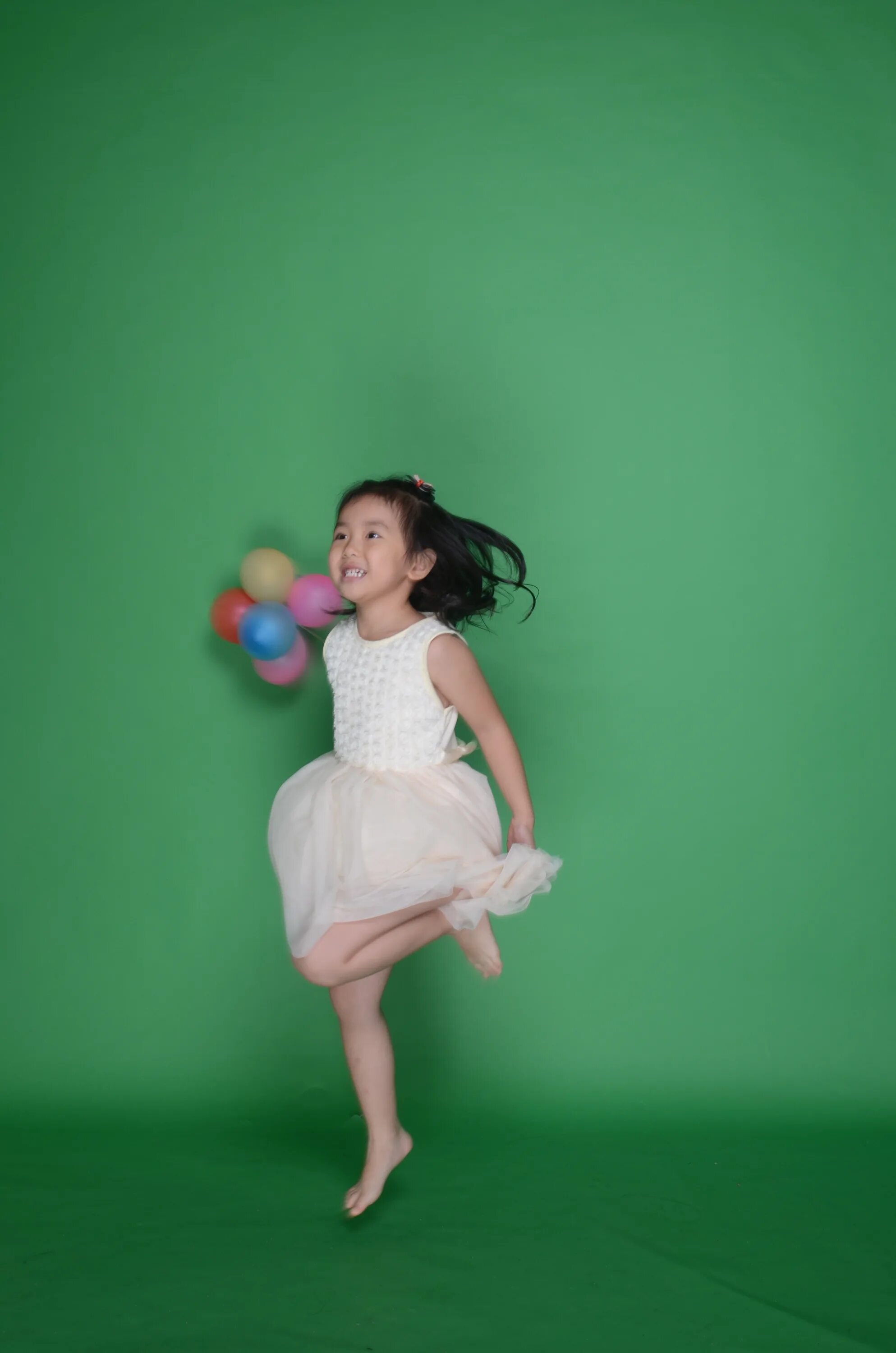 Девочка с шариками. Девочка танцует в студии. Дети танцы шары. Танцующая девочка с шаром.