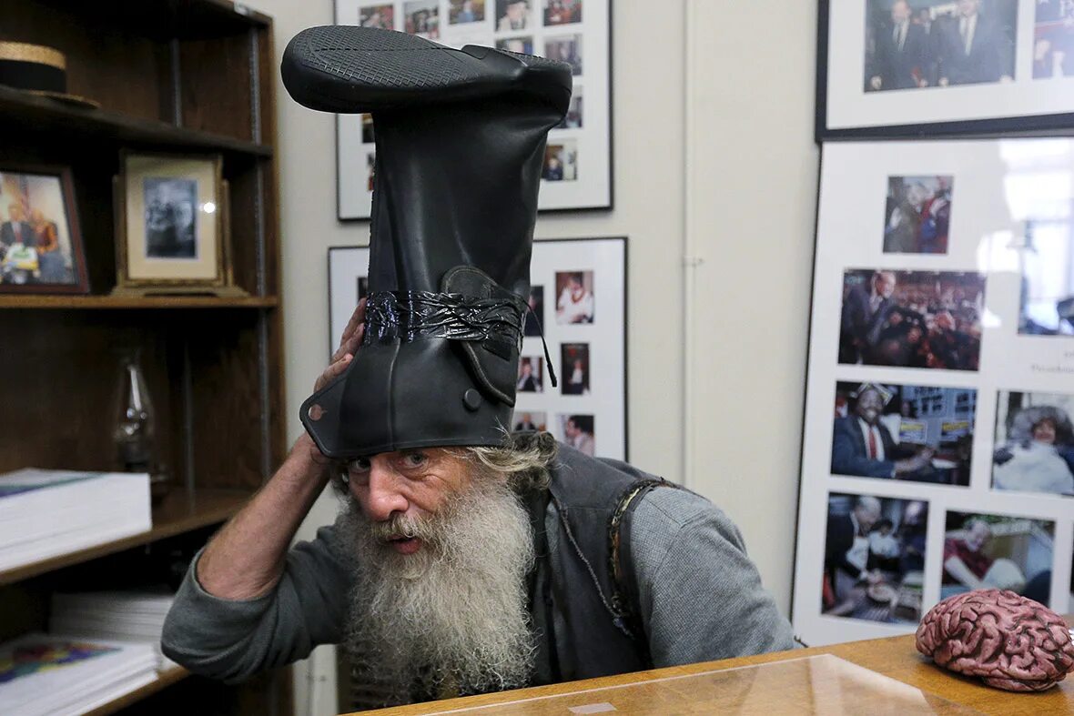 Человек с сапогом на голове. Туфли деда. Ест башмак. Юрий внуков дед секрет. Стрекотуша на канале карусель.