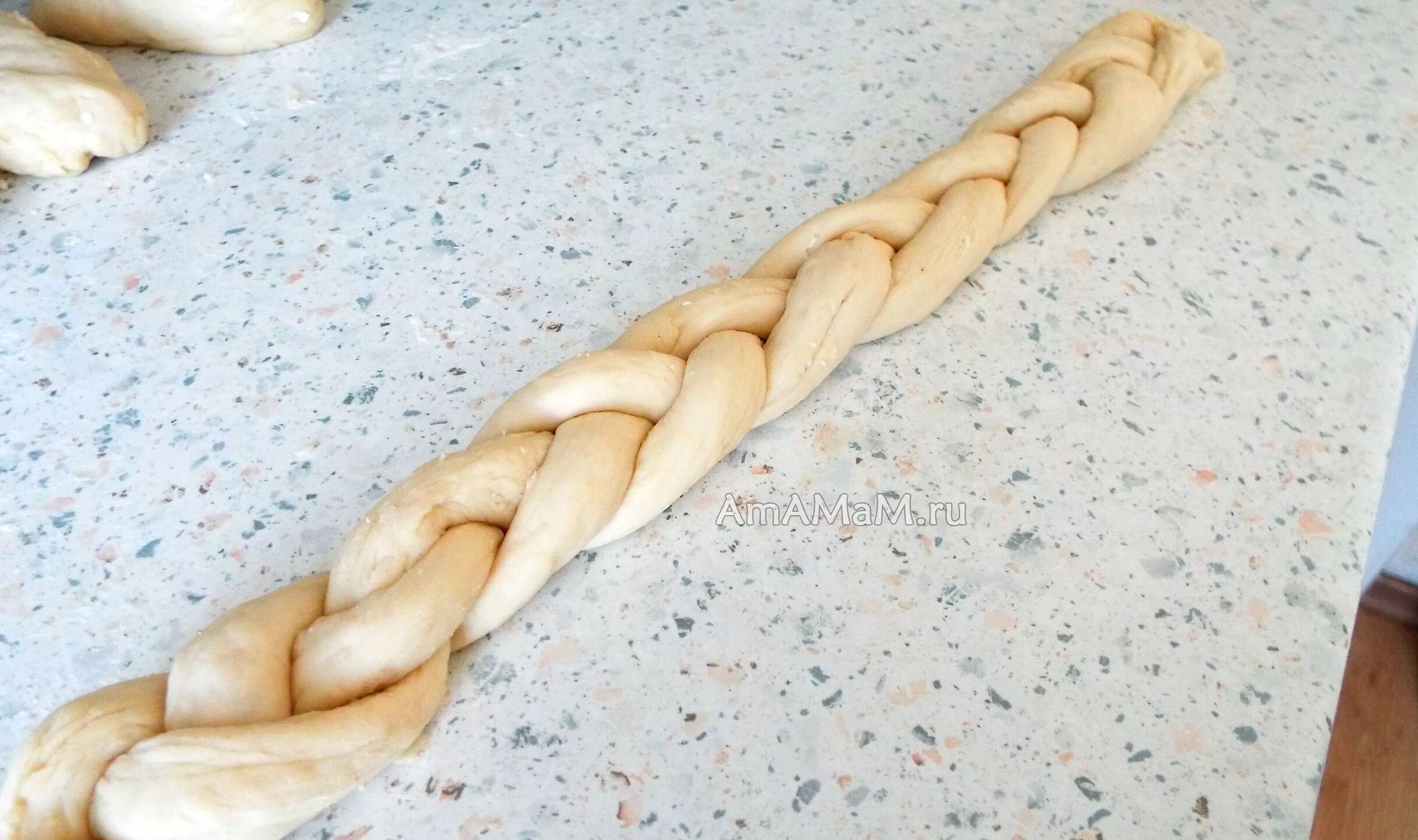 хала из 5 жгутов. формы плетение сдобы. жгут из теста. скрутить тесто жгутом. жгут из теста.