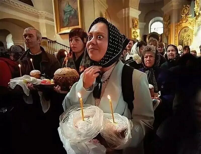 Когда мусульманская пасха. Люди в православном храме. Пасха храм. Православные прихожане. Женщина в храме.