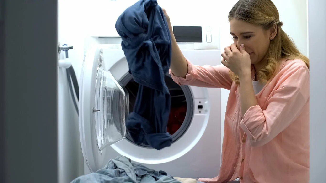 Запах затхлости одежда. Стирка темной одежды. сжатие одежды после стирки. одежда воняет. вонь из стиральной машины фото.