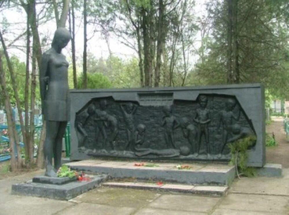 Братская могила валуйки. Братские могилы фото. Памятник детям на станции лычково. Братская могила дети. Детские могилы.
