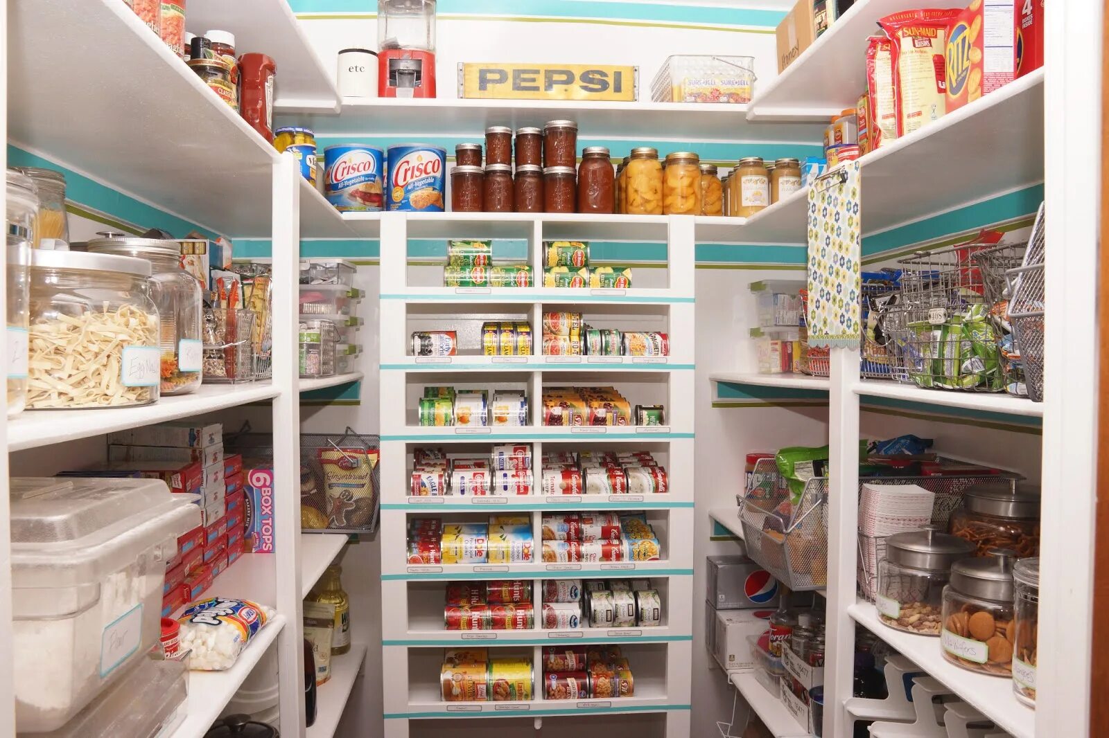 Кладовая информации. Кладовая для продуктов. кладовая для продуктов в частном доме. кладовая комната для продуктов. кладовая с продуктами.