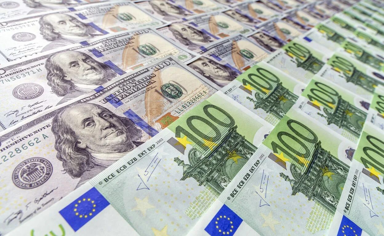 Покупка валюты лучшие. Иностранная валюта. Доллар и евро. Деньги евро доллары. Купюры евро и доллара.