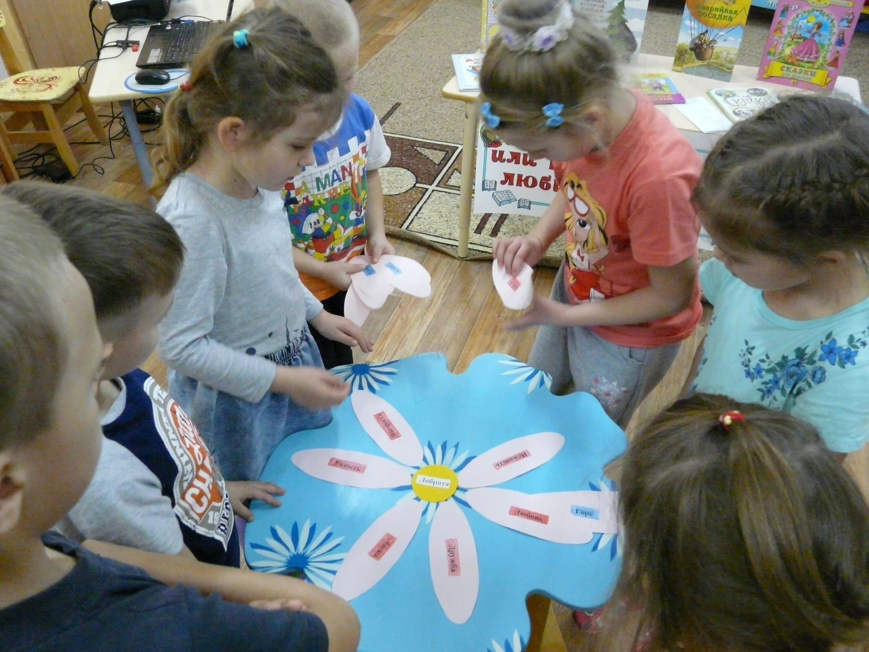 Забота о природе. Тепло в руках. Сердце. Люди будьте добрее друг к другу. Передай добро.