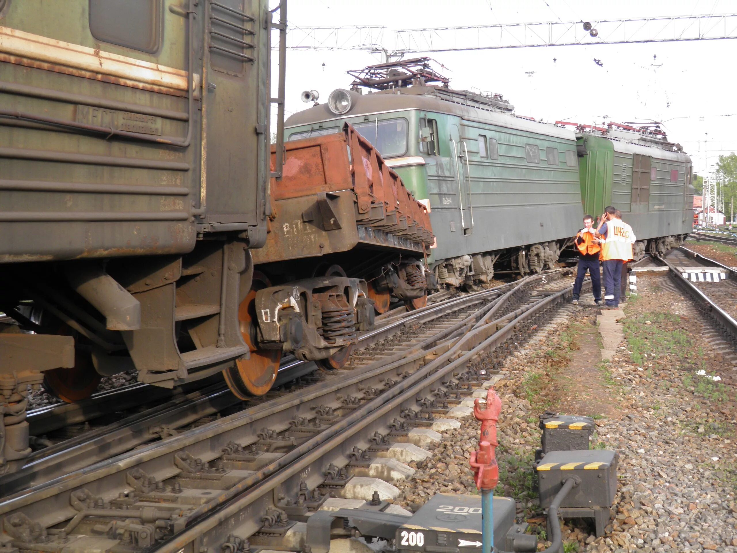 Движение поезда 65. Сход с рельс электровоза вл10у. Грузовой поезд вл80с 1915. Аварии на Железнодорожном транспорте сход поезда. Электровоз на рельсах.