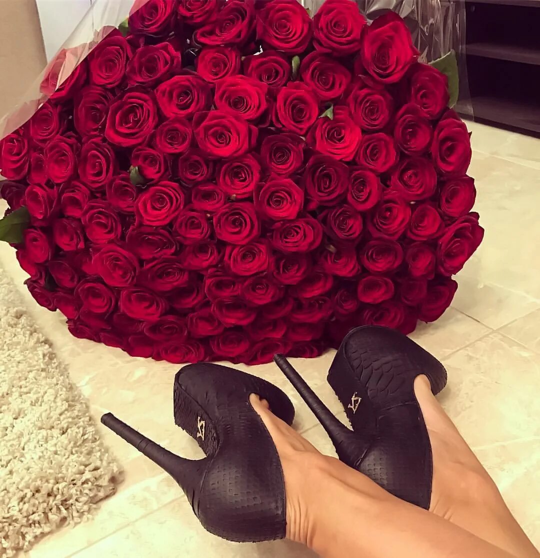 Розы у ног женщины. Розы у ног женщины. Красивые ноги с цветами. Букет роз у ног девушки. Женские ноги и цветы.