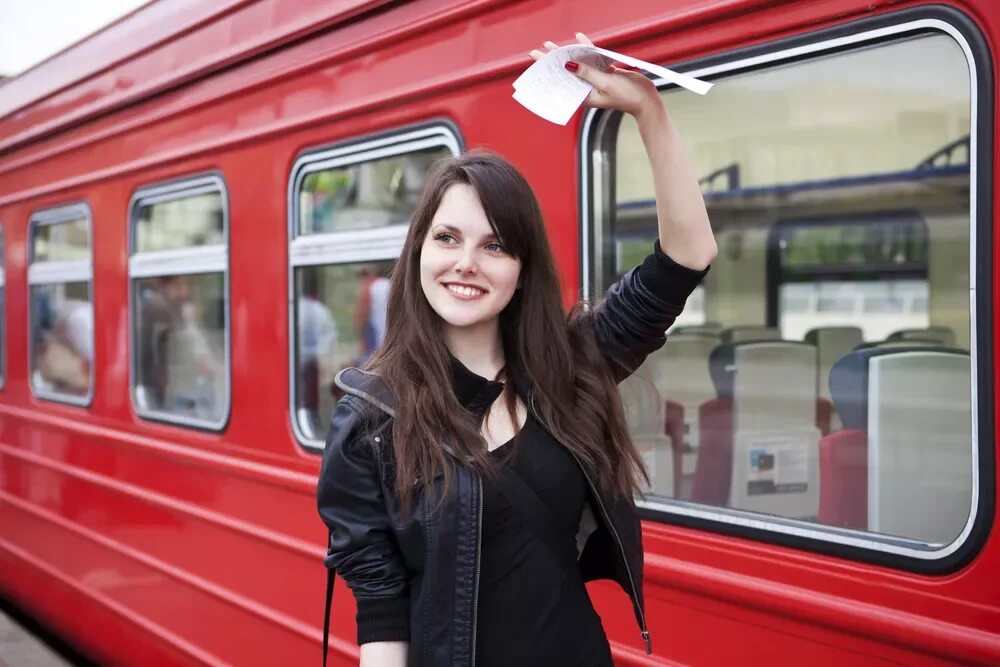 Девушки машинисты метро. Есть девушка на метро. Девушка на платформе метро. Фото в метро на фоне движения поезда. Что ездит в метро.