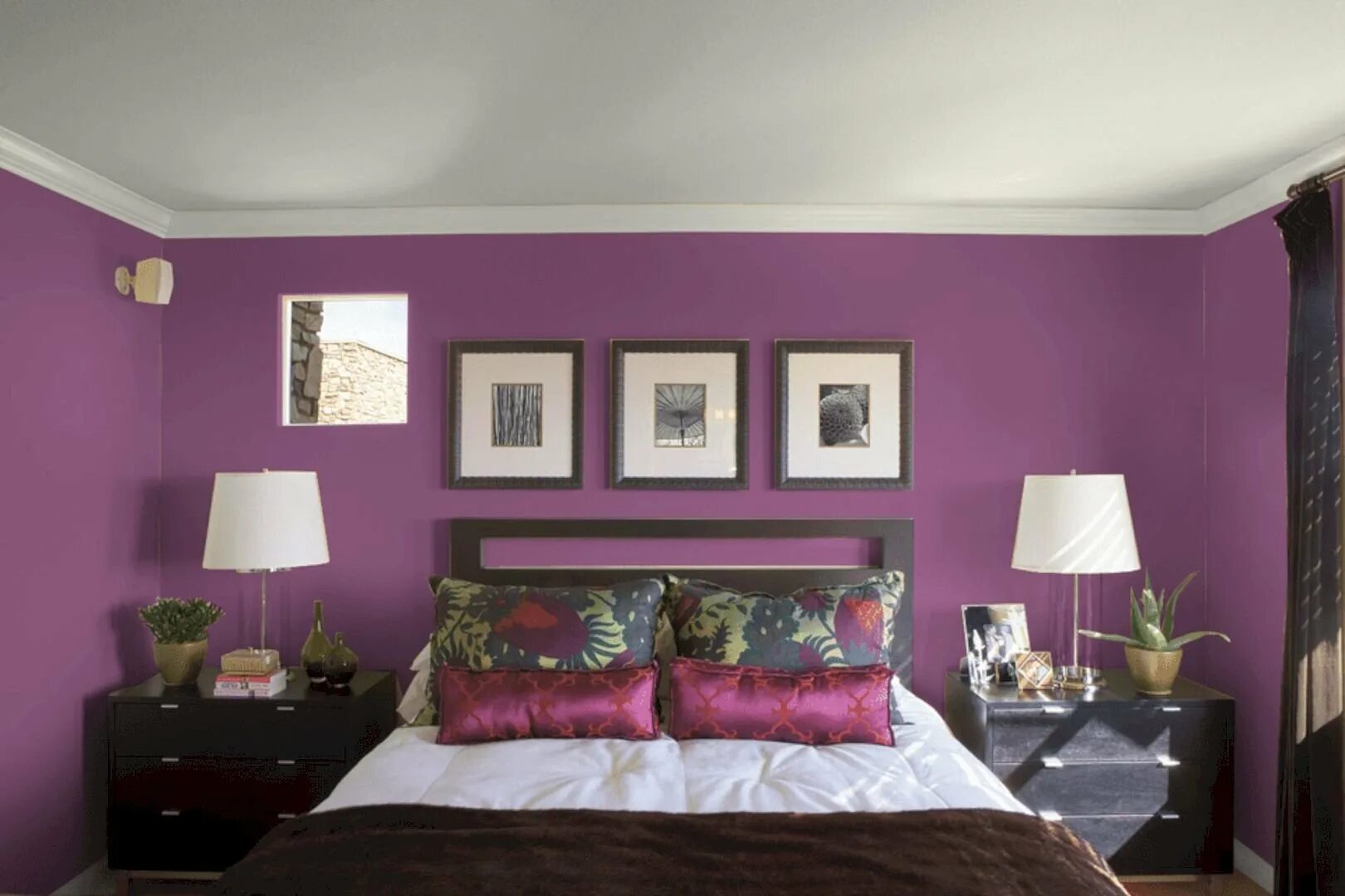 Сливающие цвета. Фиолетовая стена. Сливовый цвет в интерьере. Фиолетовые стены в интерьере. Спальня в сливовом цвете.