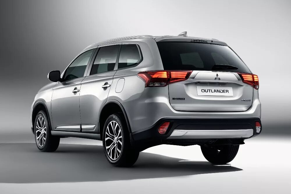 Сколько стоит мицубиси аутлендер. Кроссовер Митсубиси Аутлендер. Mitsubishi Outlander 2017. Обновлённый Митсубиси Аутлендер. Mitsubishi Outlander 2017 комплектации.