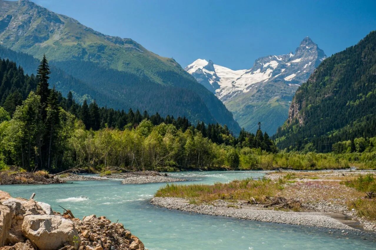 Река теберда домбай. Домбай тебердинский заповедник летом. Теберда мухинское ущелье гора лысая. Алибек домбай летом. Теберда архыз.