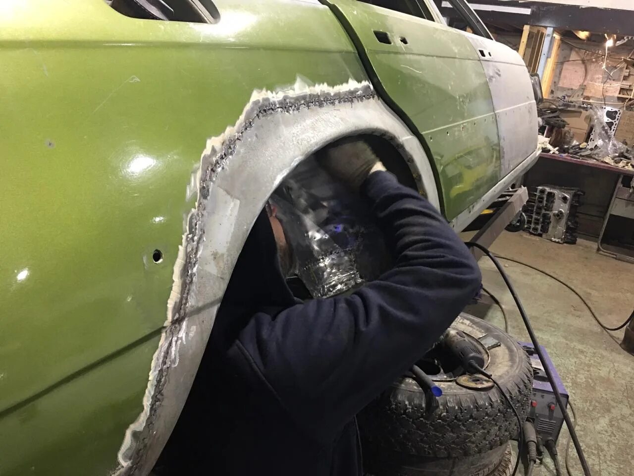 Сварка кузова автомобиля. Сварка кузова автомобиля своими руками. Сварщик автомобилей. Сварка полуавтоматом автомобиля. Сварка для автомобильного кузова.