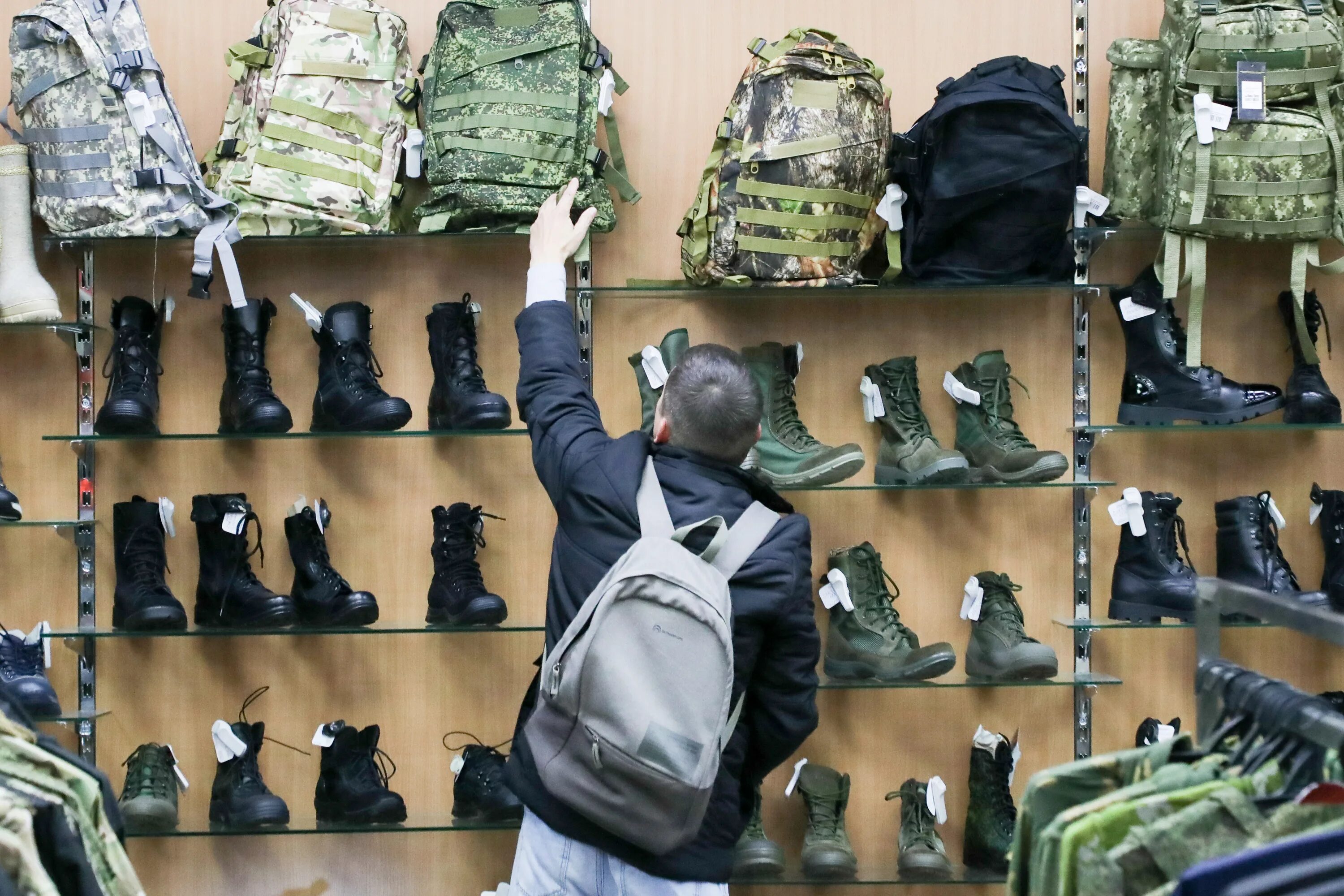 Российский солдат. Экипированный солдат российской армии. Выдача экипировки. Выдача экипировки. Снаряжение военнослужащего 2022.