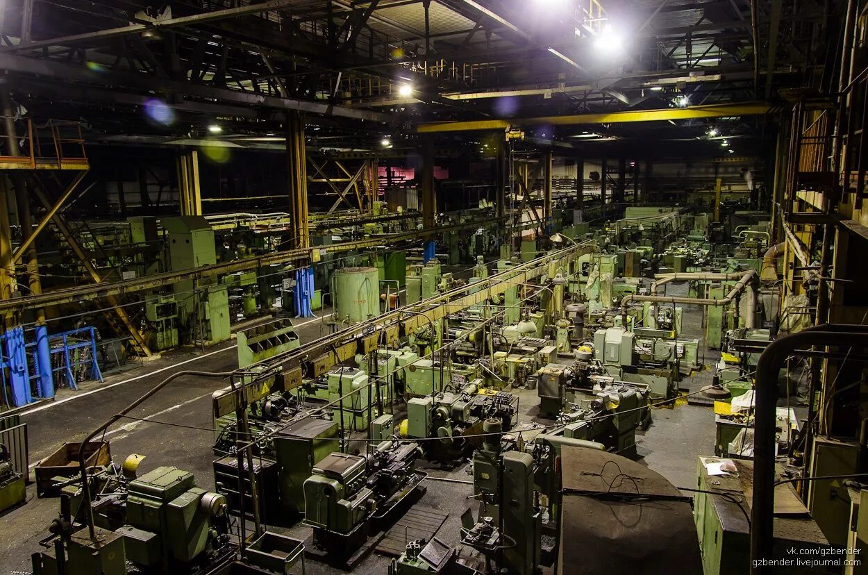 Нижний тагил завод танков. Дизель чтз а38. Станок на заводе. Моторный завод чтз. Директор завода текслер.