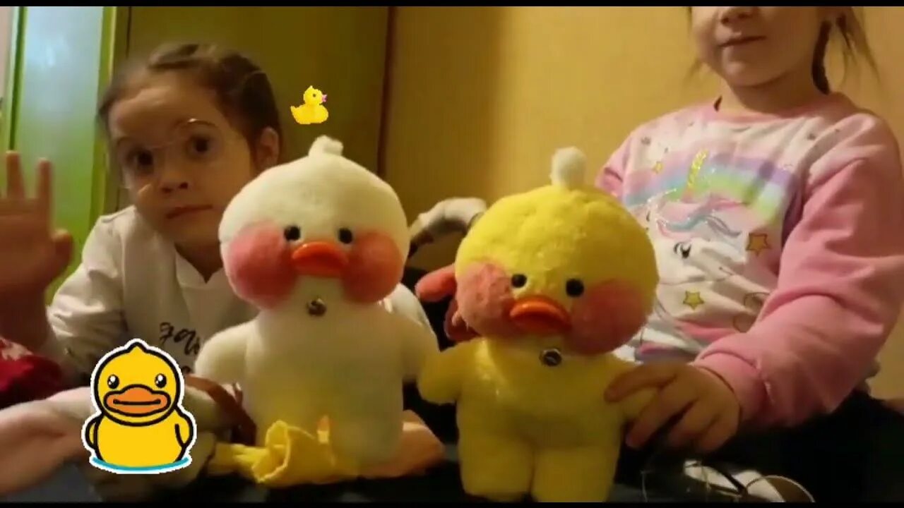 Уточка ла ла фан фан поделки. Уточка лала фан фан вязаная. Огромная утка лала фан фан. Уточка лалафан фан уточка лалафан фан фан. Утя игрушка мягкая.