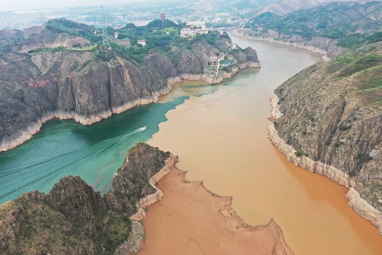 Asia river. Река Хуанхэ. Лёссовое плато Хуанхэ. Реки Китая Янцзы и Хуанхэ. Долина реки Хуанхэ.