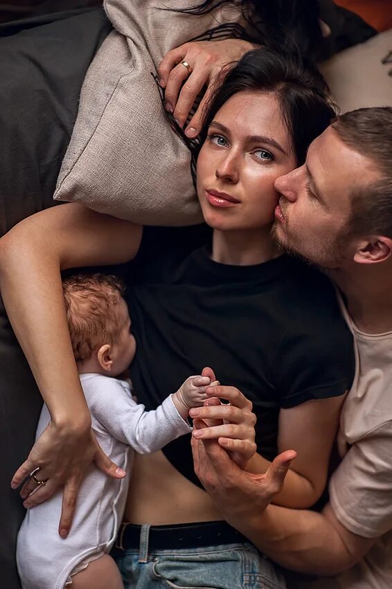 Домашняя съемка дома. Семейная съемка. Домашняя фотосессия семейная. Съемка семьи дома. Съемка в стиле Lifestyle семьи.