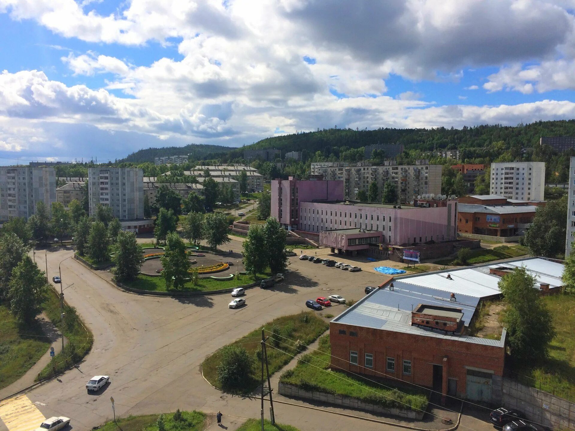 Телефоны г усть илимск. Усть Илимск. Центр города Усть Илимск. Усть-Илимск Центральная площадь. Ромашка Усть Илимск.