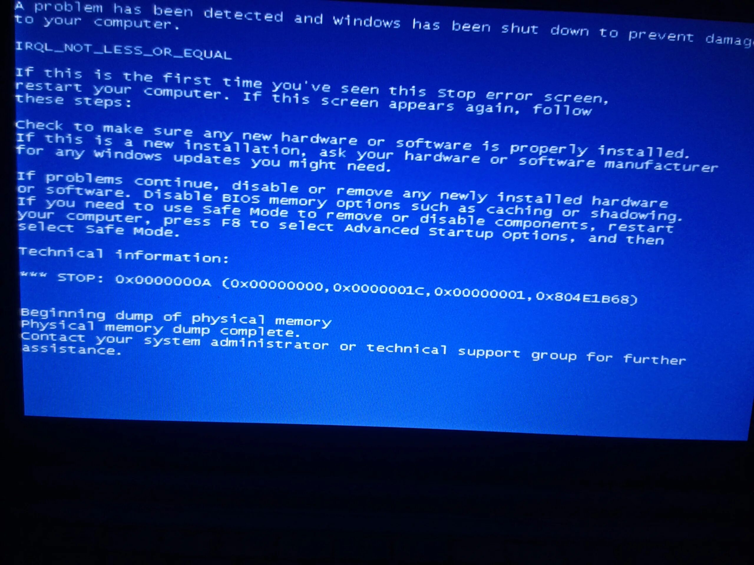 Почему компьютер сам перезагружается windows. Синий экран перезагрузка. красный экран смерти windows. синий экран и пк выключается. синий экран смерти жесткий диск.