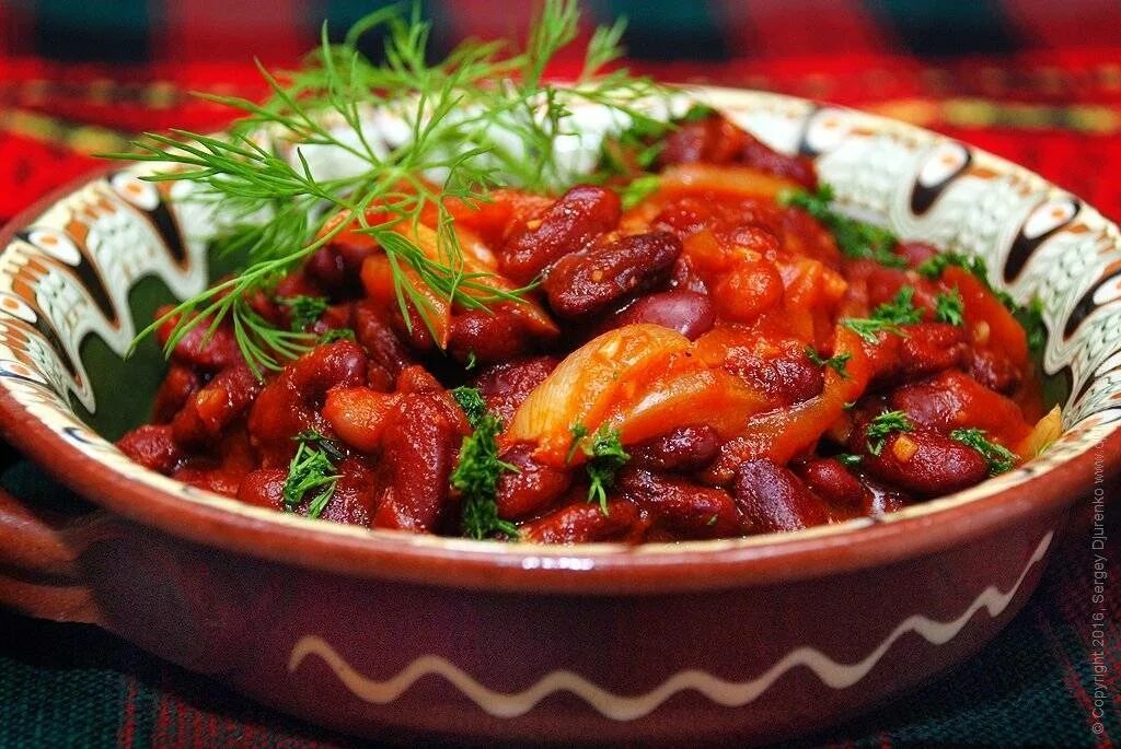 Рецепт фасоль с мясом и овощами. Оленина тушеная с фасолью и помидорами. фасоль тушеная с овощами. фасоль с овощами в томатном соусе. фасоль тушеная в томатном соусе.