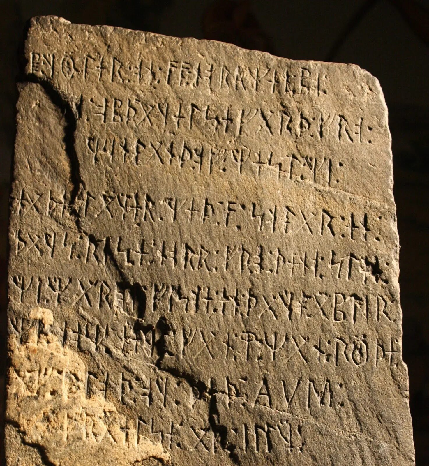 Text stone. Кенсингтонский рунический камень. Памятники древнеанглийской письменности. Древние письмена на камнях. Древние письменные памятники.