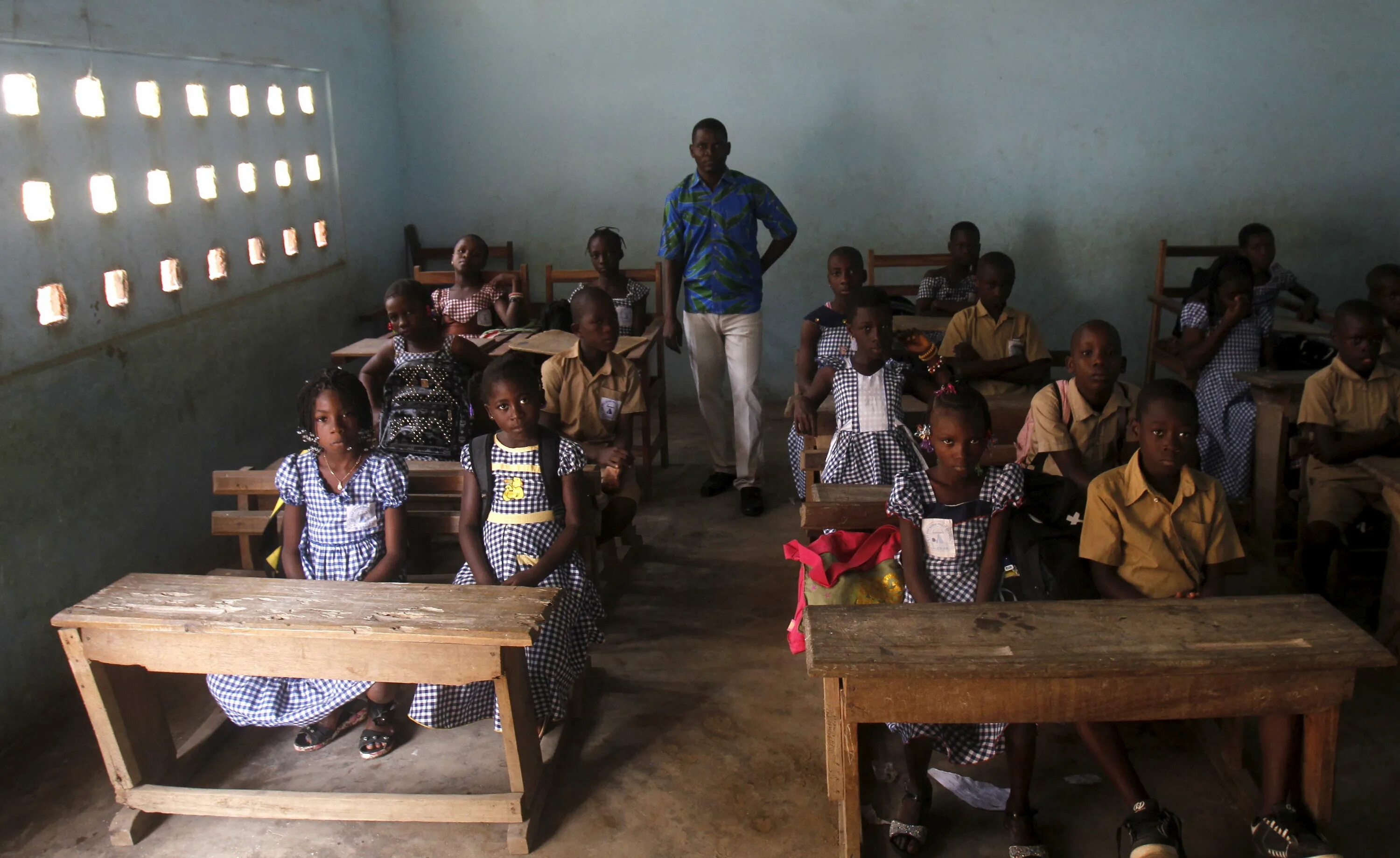 Кот-д’Ивуар школа. Бедная школа. Самая бедная школа в мире. Школы в бедных странах. Школа худшее время